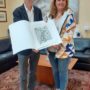 La degana Conxita Villar entrega la litografia al Sr. Jaume Puy, Rector de la UdL