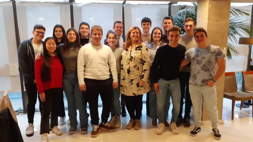 La degana, el delegat de Lleida i la vocal de joventut es reuneixen amb els voluntaris del Congrés Nacional d’Enginyers Agrònoms