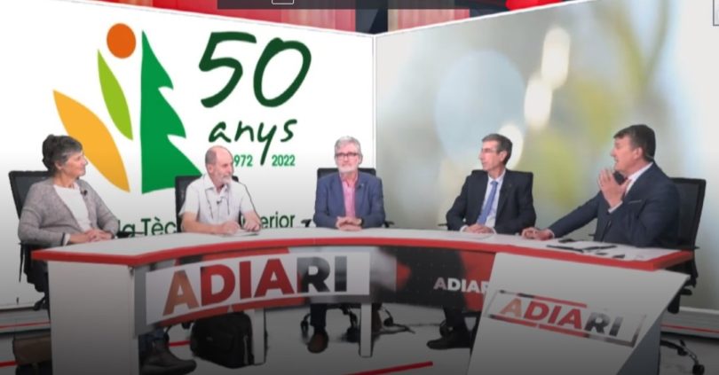 La companya Rosa Maria Poch i el company Jordi Graell, al programa A Diari de Lleida TV, sobre els 50 anys de l’ETSEA